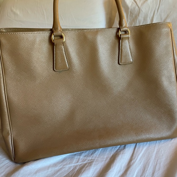 Prada Saffiano tote - Picture 8 of 8